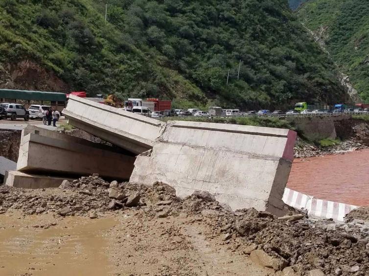 7-8月雨季期間川藏線自駕游，要注意哪些危險(xiǎn)路段