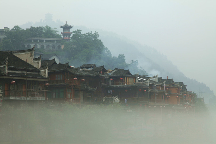 湘西鳳凰古城自駕游哪兒有停車(chē)場(chǎng)？湖南鳳凰自駕游停車(chē)攻略