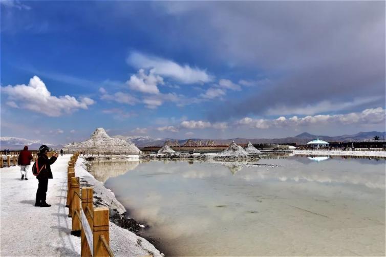 不要讓茶卡鹽湖天空之境變垃圾場(chǎng)，呼吁游客不要在景區(qū)里隨意丟垃圾