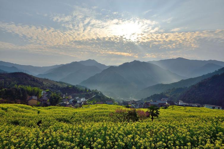 五一假期最佳爬山、看水、賞花等自駕游景點線路推薦，五一自駕游去哪里好玩