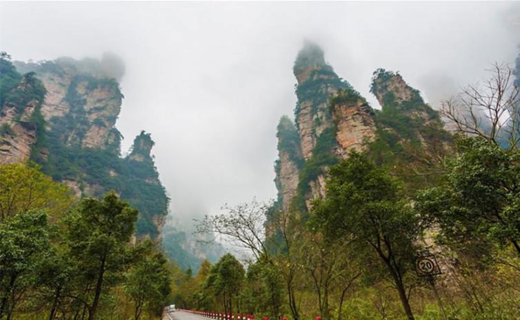 湖南張家界自駕游有趣又刺激景點(diǎn)推薦，喜歡挑戰(zhàn)的旅友們不可錯(cuò)過的四大景點(diǎn)！